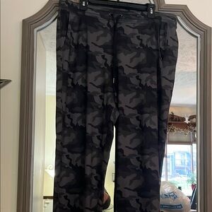 American Eagle Black/Gray Camo Pants